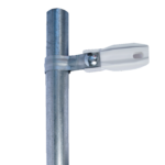 Aislador de paso o esquina de color Blanco con abrazadera incluida de 33-38mm para uso en tuberí­a de malla ciclónica.