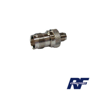 Adaptador en Lí­nea de Conector TNC Hembra a SMA Hembra, Niquel/ Oro/ Teflón.