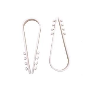 Bolsa con 100 clips sujetadores de plástico para cables de 19 a 25 mm. Ideales para instalaciones en pared, brindan sujeción firme y segura.